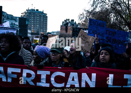 Als Reaktion auf den Sklavenhandel in Libyen, im afrikanischen Leben davon, eine nationale März in London am 9. Dezember statt. Die Demonstranten marschierten, bis die Vorderseite der libyschen Botschaft in Knightsbridge. (Anmerkung des Editors: Bild wurde mit digitalen Filtern verändert.) Stockfoto