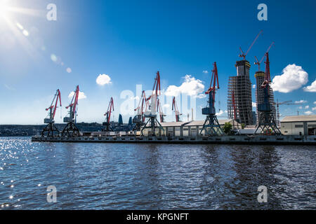 Meer Handelshafen. Hafenkräne und Frachtschiffe. Baku, Aserbaidjan, Europa. Stockfoto