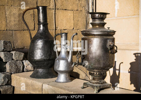 Alten orientalischen Antiquitäten barass Jungs und Vasen auf Street Market in Baku, aserbaidjan. Stockfoto