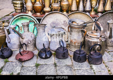 Alten orientalischen Antiquitäten barass Jungs und Vasen auf Street Market in Baku, aserbaidjan. Stockfoto