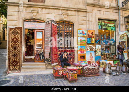 BAKU, Aserbaidschan - Okt, 2016: Souvenirshop in Icheri Sheher (Altstadt) von Baku am Oct 3, 2016, Aserbaidschan. Typische tourist Shop mit Souvenirs und anti Stockfoto