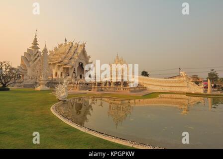 Berühmten Wat Rong Khun Buddhistische und hinduistische Tempel in Chiang Rai, Thailand. Stockfoto