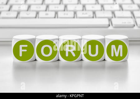 Buchstabenwürfel vor einer Tastatur - Forum Stockfoto