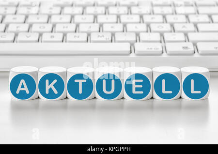 Buchstabenwürfel vor einer Tastatur-Aktuell Stockfoto