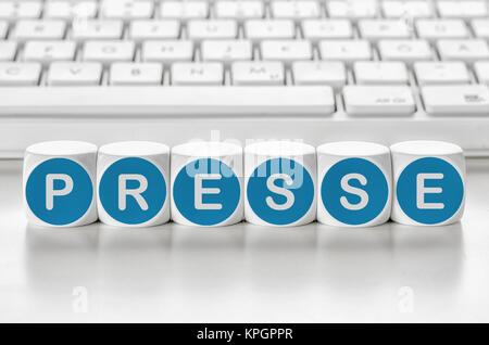 Buchstabenwürfel vor einer Tastatur - Presse Stockfoto