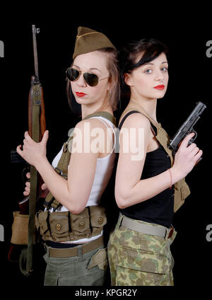 Zwei hübsche junge Frauen in Uniform mit Gewehren Stockfoto