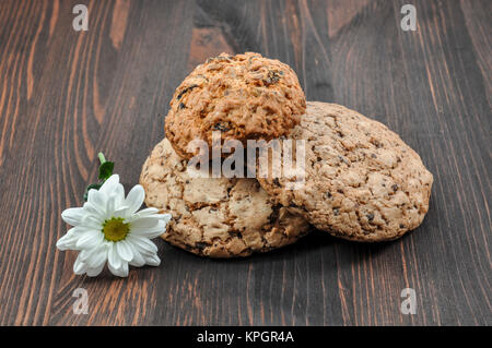 Chocolate Chip Cookies auf rustikalen Holztisch Stockfoto
