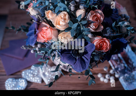 schöner Blumenstrauß Blumen und Herzen Stockfoto