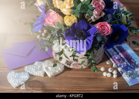 schöner Blumenstrauß Blumen und Herzen Stockfoto