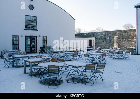 Tische im Freien des Phoenix Café abgedeckt im Schnee. Phoenix Park in Dublin an einem wunderschönen Wintermorgen am ersten Tag des Neuen Jahres 2010 Stockfoto