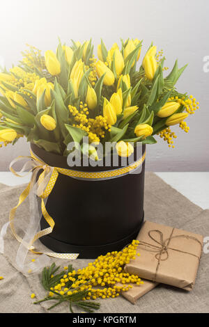 Hellen Frühlingsstrauß Tulpen und Mimosen Blüten Stockfoto