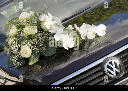 Blumenbouquet bin Hochzeitsauto - Blumenstrauß auf Hochzeitsauto Stockfoto