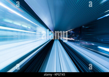 Speedy Zug in Bewegung im Tunnel Stockfoto