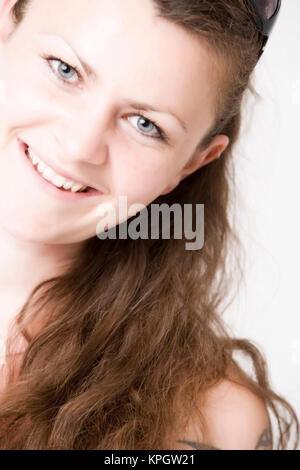 Model Release, Braunhaarige, Lachende Frau, 25, Im Portrait - braune kurzhaarige Frau im portrait Stockfoto