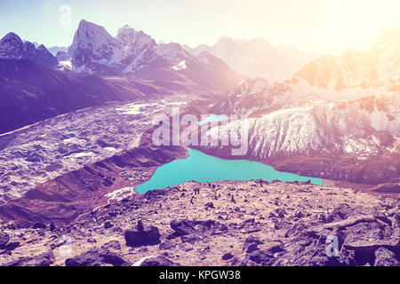 Wunderschöne Aussicht von gokyo Ri Gipfel, ultra violett getönten Bild, Everest Region, Nepal. Stockfoto