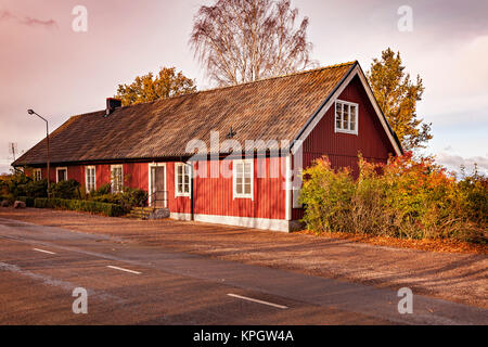 Typische rote Haus im Dorf in Schweden. Stockfoto