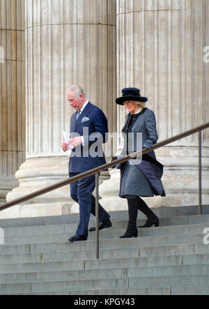 Prinz Charles und Camilla/Herzog und die Herzogin von Cornwall, verlassen die St Paul's Kathedrale nach einer Trauerfeier (14. Dez 2017) Für Grenfell Turm.... Stockfoto