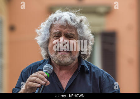Bologna, Italien, 10. Mai 2014: Beppe Grillo spricht in Piazza San Francesco für Movimento 5 Stelle M5S party, bis der Führer sprechen schließen Stockfoto