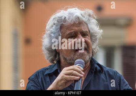 Bologna, Italien, 10. Mai 2014: Beppe Grillo spricht in Piazza San Francesco für Movimento 5 Stelle M5S party, bis der Führer sprechen schließen Stockfoto