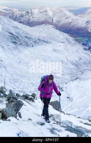 Hill Wanderer Ihren Weg auf den Berg der Hart-crag von hartsop Oben Wie mit Fiel in der Ferne, Lake District, Cumbria, Großbritannien Stockfoto