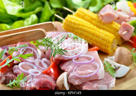 Rohes Fleisch, Spieße, Maiskolben und andere Gemüse pepared zum Grillen Stockfoto