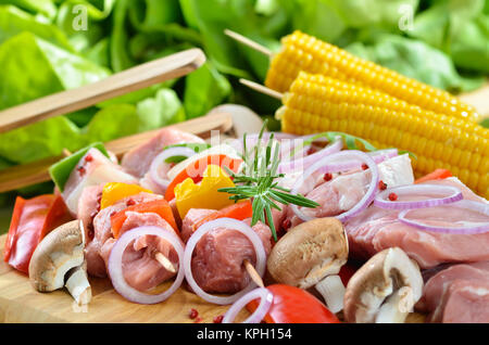 Rohes Fleisch, Spieße, Maiskolben und andere Gemüse pepared zum Grillen Stockfoto