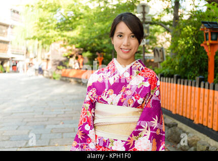 Asiatische Frau mit Kimono Kleid in Gion Stockfoto