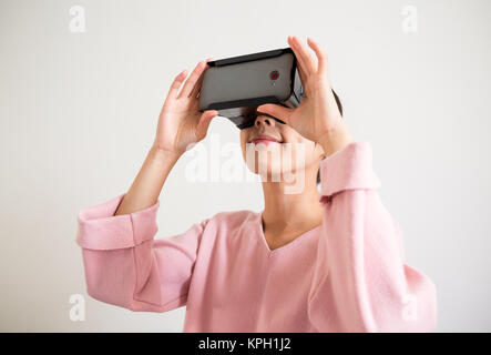 Mädchen verwendet Head-mounted display Stockfoto