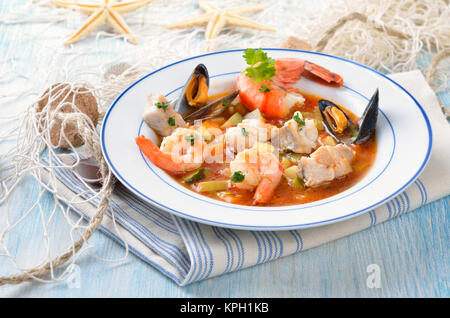 Köstliche Fischsuppe mit shimps, Muscheln, Fisch Filet und Gemüse Stockfoto