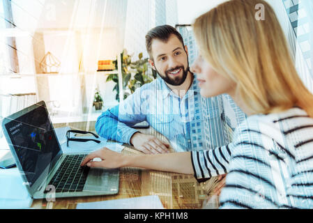 Stattliche beardful Mann sitzt und auf seine Kollegen. Stockfoto