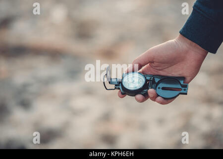 Mann mit Kompass Stockfoto