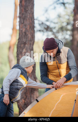 Vater und Sohn, Zelt Stockfoto