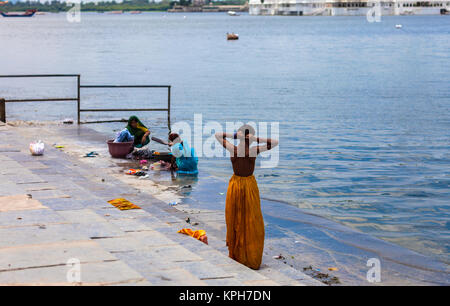 Frauen, die Kleider waschen und Waschungen in den Ganges Stockfoto