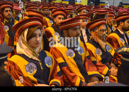 QUETTA, Pakistan. Dez-14 2017: Pass out Absolventen während der Zeremonie der 13. Versammlung der Balochistan Universität Information Tec beteiligt sind Stockfoto