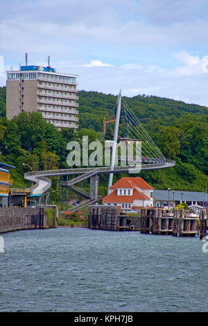 Hotel Ruegen und Fußgängerbrücke, Stadt mit Hafen, Sassnitz, Rügen, Mecklenburg-Vorpommern, Ostsee, Deutschland Stockfoto