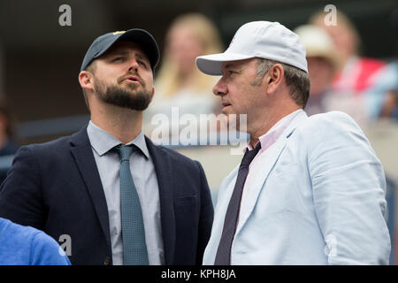 FLUSHING NY - 30. August: Schauspieler Kevin Spacey, Tag 6 der 2014 US Open am USTA Billie Jean King National Tennis Center am 30. August 2014 in der Nähe der Queens Borough von New York City People: Kevin Spacey Stockfoto