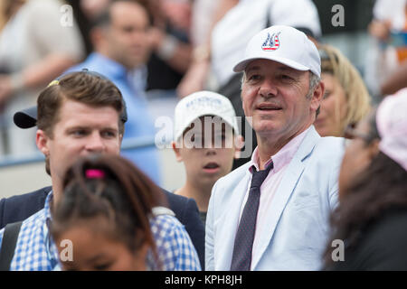FLUSHING NY - 30. August: Schauspieler Kevin Spacey, Tag 6 der 2014 US Open am USTA Billie Jean King National Tennis Center am 30. August 2014 in der Nähe der Queens Borough von New York City People: Kevin Spacey Stockfoto