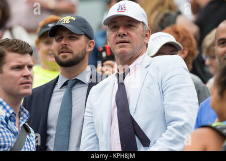 FLUSHING NY - 30. August: Schauspieler Kevin Spacey, Tag 6 der 2014 US Open am USTA Billie Jean King National Tennis Center am 30. August 2014 in der Nähe der Queens Borough von New York City People: Kevin Spacey Stockfoto