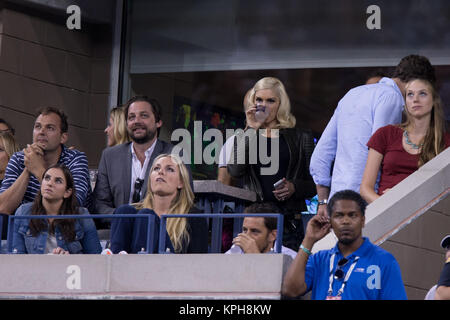 FLUSHING NY-SEPTEMBER 04: Lindsey Vonn, Gwen Stefani, Tag elf der 2014 US Open am USTA Billie Jean King National Tennis Center am 4. September 2014 in der Nähe der Queens Borough von New York City People: Lindsey Vonn, Gwen Stefani Stockfoto