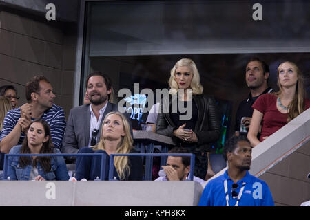 FLUSHING NY-SEPTEMBER 04: Lindsey Vonn, Gwen Stefani, Tag elf der 2014 US Open am USTA Billie Jean King National Tennis Center am 4. September 2014 in der Nähe der Queens Borough von New York City People: Lindsey Vonn, Gwen Stefani Stockfoto