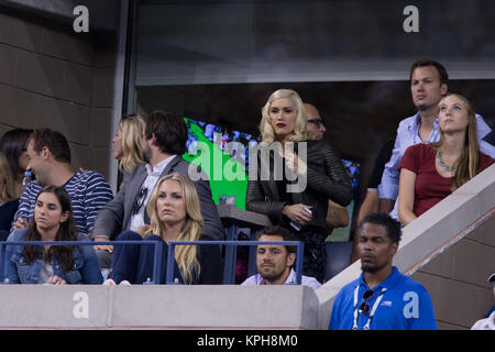 FLUSHING NY-SEPTEMBER 04: Lindsey Vonn, Gwen Stefani, Tag elf der 2014 US Open am USTA Billie Jean King National Tennis Center am 4. September 2014 in der Nähe der Queens Borough von New York City People: Lindsey Vonn, Gwen Stefani Stockfoto