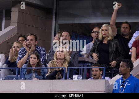 FLUSHING NY-SEPTEMBER 04: Lindsey Vonn, Gwen Stefani, Tag elf der 2014 US Open am USTA Billie Jean King National Tennis Center am 4. September 2014 in der Nähe der Queens Borough von New York City People: Lindsey Vonn, Gwen Stefani Stockfoto