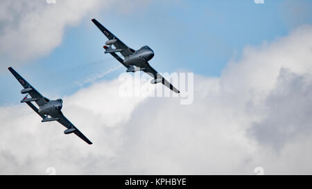 2 De Havilland Vampire Jets in den Norwegischen Farben. Diese Art von Flugzeugen erste flog im Jahr 1945. Bekannt für seine Twin boom Höhenleitwerk. Stockfoto