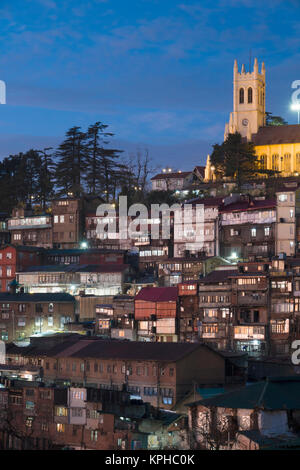 Christus Kirche und gestaffelte Gebäude am Hang in der Dämmerung in Shimla, Indien Stockfoto