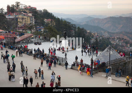 Masse der Leute auf dem Grat in Shimla, Indien Stockfoto