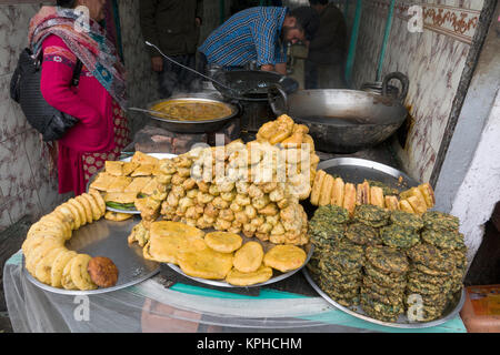 Gebratene indischen Street Food auf der unteren Basar Markt in Shimla, Indien Stockfoto