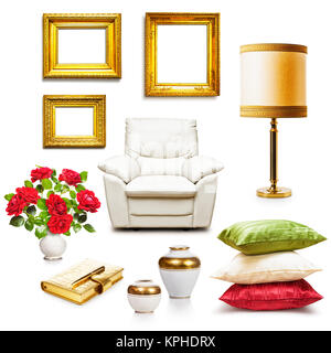 Luxus Sessel, Tisch Lampe, Kissen, Vasen und Gold frames. Innere Objekte Sammlung auf weißem Hintergrund. Design Elemente Stockfoto