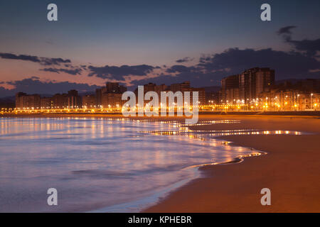 Spanien, Region Asturien, Provinz Asturien, Gijon, Gebäude entlang Strand Playa de San Lorenzo, Morgendämmerung Stockfoto