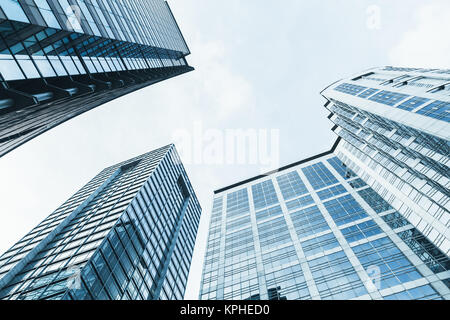 Wolkenkratzer bei bewölktem Himmel, Bürogebäude von Hong Kong City Stockfoto