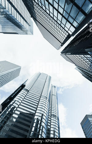 Skyline mit Wolkenkratzern bei bewölktem Himmel, Bürogebäude von Hong Kong City Stockfoto